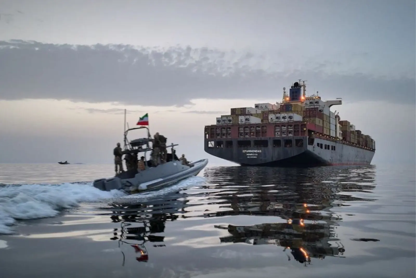 Irán anuncia cierre del estrecho de Ormuz; Estados Unidos asegura que sigue navegación