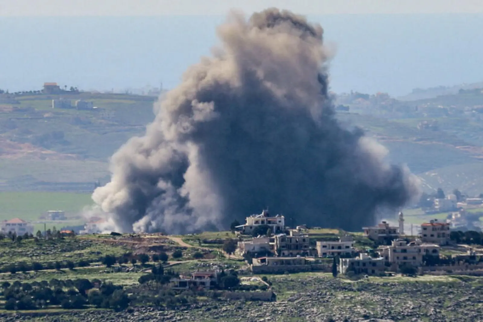 Hezbolá e Israel intercambian ataques pese a acuerdo de alto el fuego en Estados Unidos