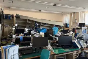 Potente terremoto de 7.2 sacude Japón; suspenden tren bala y activan alerta nacional