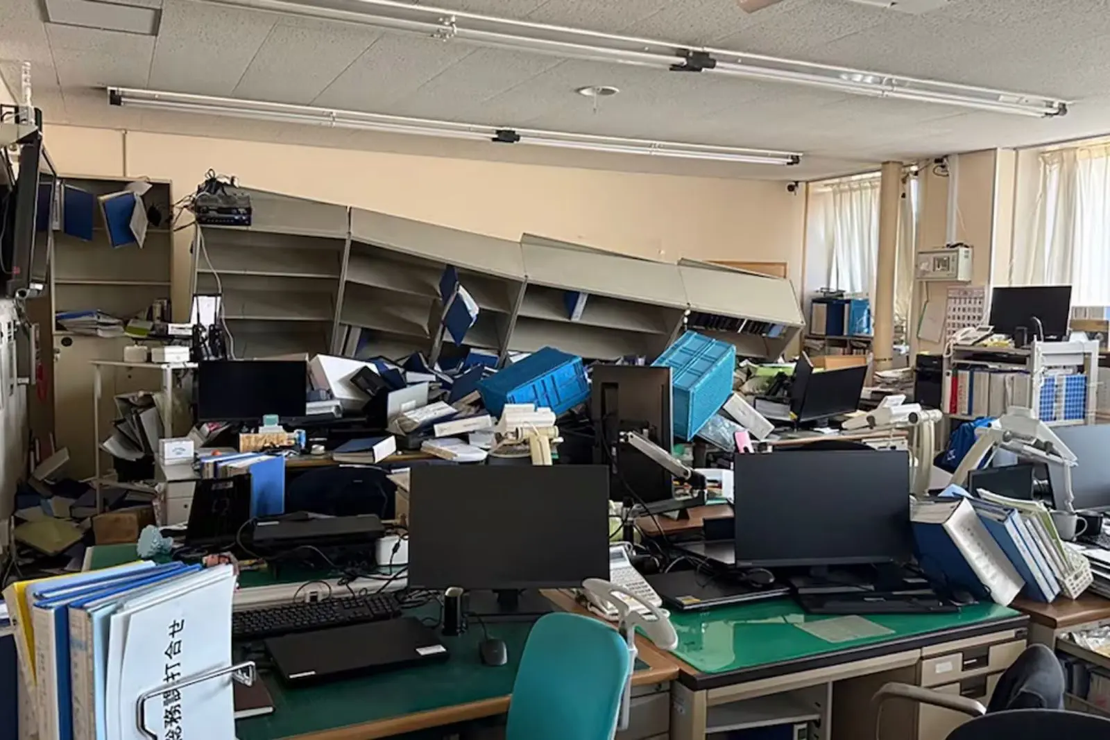 Potente terremoto de 7.2 sacude Japón; suspenden tren bala y activan alerta nacional