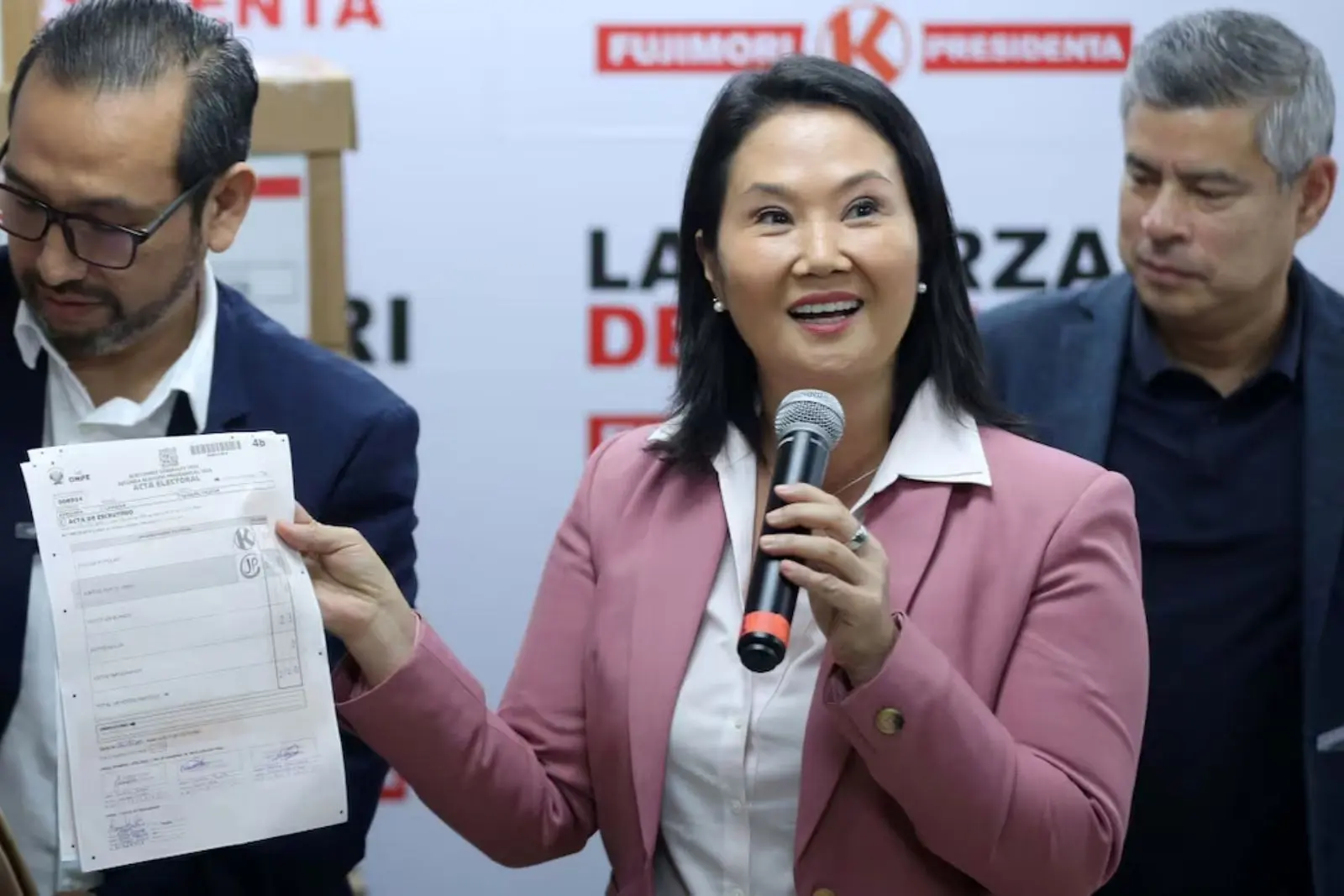 Keiko Fujimori gana presidencia de Perú tras 22 días de escrutinio