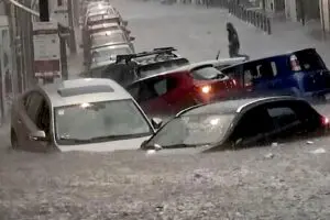 Fuertes lluvias en Puebla dejan un muerto, inundaciones y severo colapso vial