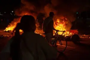 Miles marchan en Colombia contra triunfo de ultraderecha; Iván Cepeda llama a la calma