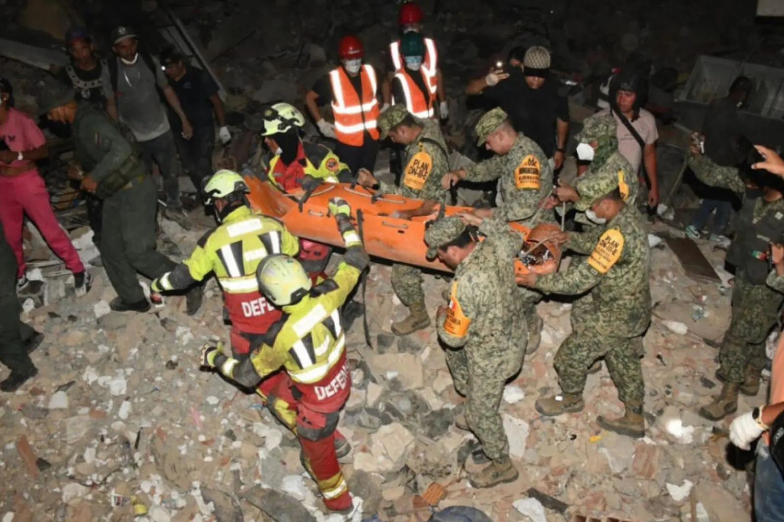 Ejército mexicano rescata a niño atrapado tras 72 horas bajo ruinas en Venezuela