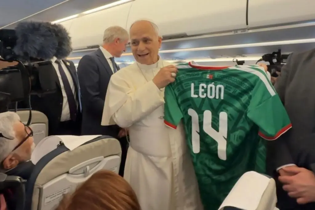 Papa León XIV obtiene playera de la selección mexicana durante su visita a España