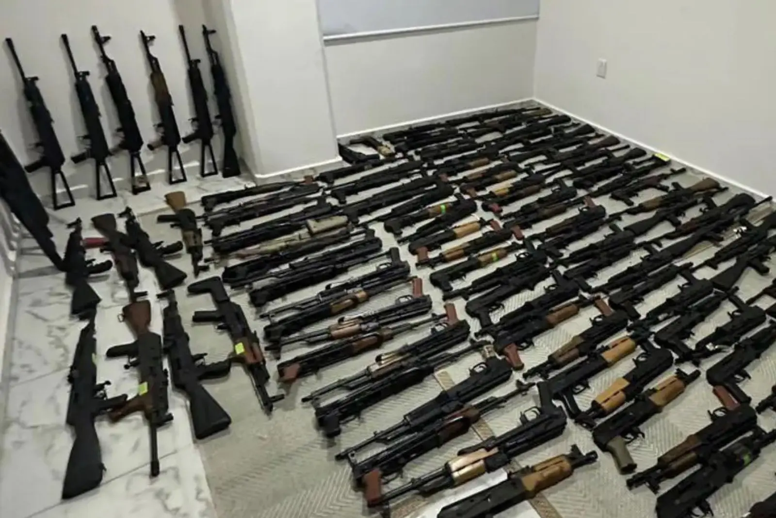 Aseguran arsenal con 108 armas, 50 granadas y más de 51 mil cartuchos en Veracruz