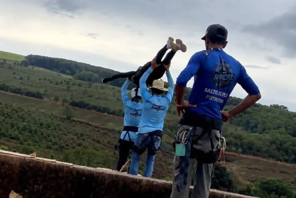 Joven muere tras ser lanzada al vacío sin estar asegurada durante un salto extremo en Brasil