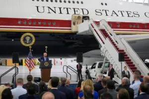 Donald Trump presenta nuevo avión presidencial: un Boeing 747-8 donado por Qatar