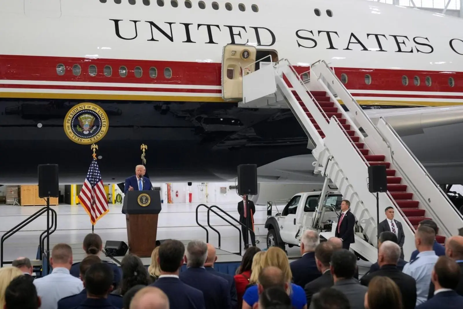 Donald Trump presenta nuevo avión presidencial: un Boeing 747-8 donado por Qatar