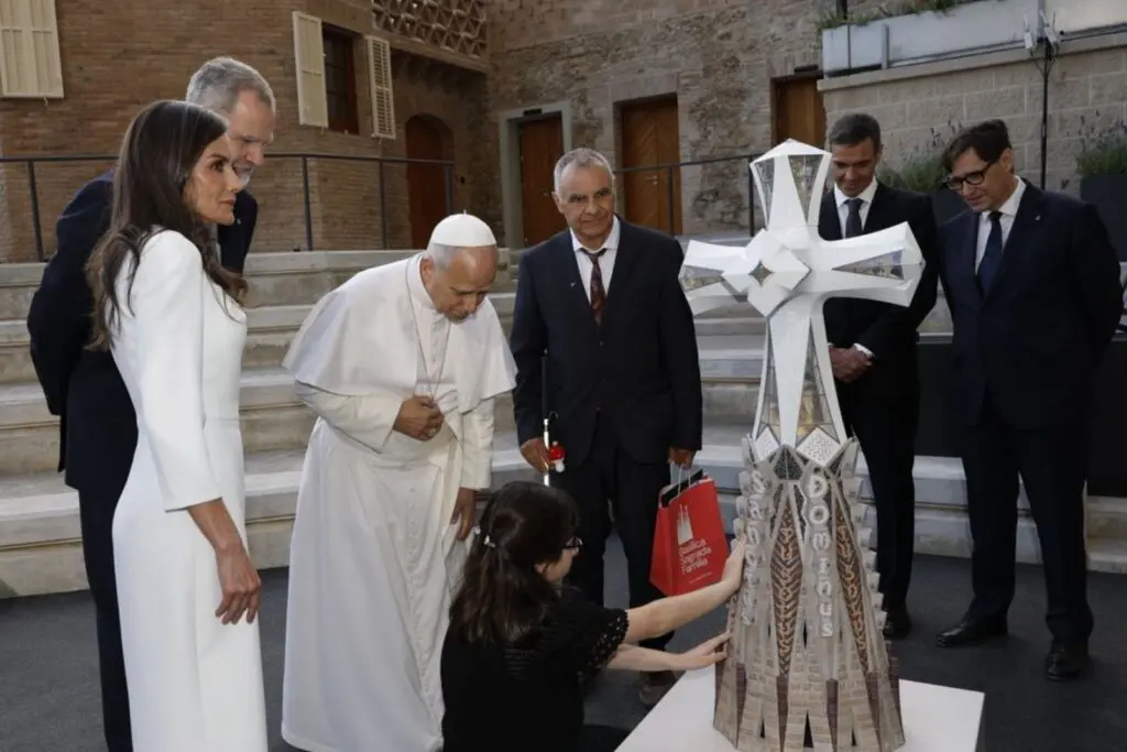 Papa León XIV bendice la Sagrada Familia en una histórica visita a Barcelona