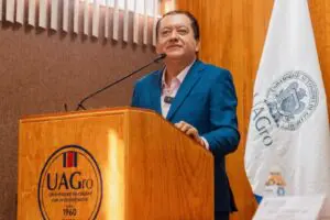 Javier Saldaña deja Rectoría de la UAGro; busca gubernatura de Guerrero