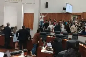 Protesta contra “Ley Serrano” desata irrupción en Congreso de San Luis Potosí