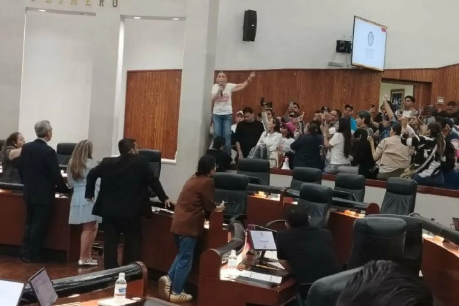 Protesta contra “Ley Serrano” desata irrupción en Congreso de San Luis Potosí