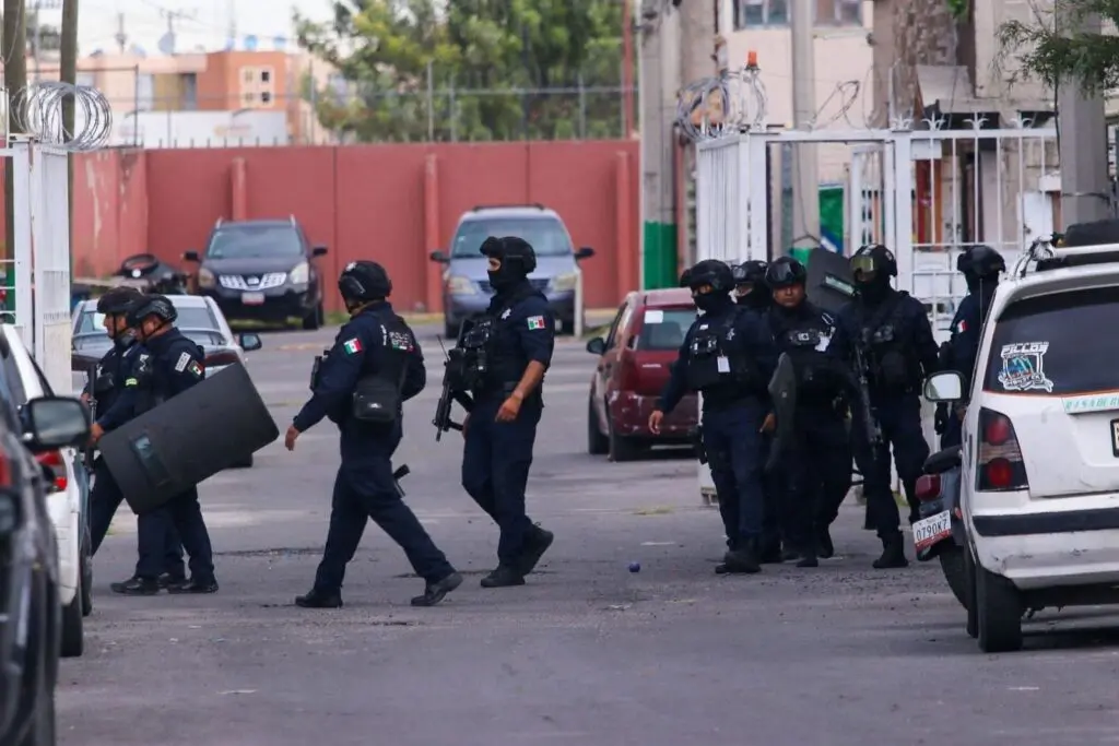 Detienen a hombre que mantuvo como rehenes a integrantes de su familia durante casi 20 horas
