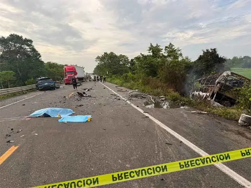 Choque en la autopista Ocozocoautla–Las Choapas deja tres muertos