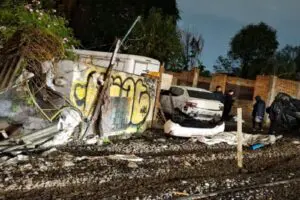 Tren embiste y arrastra una combi de pasajeros en Tultepec; reportan nueve lesionados
