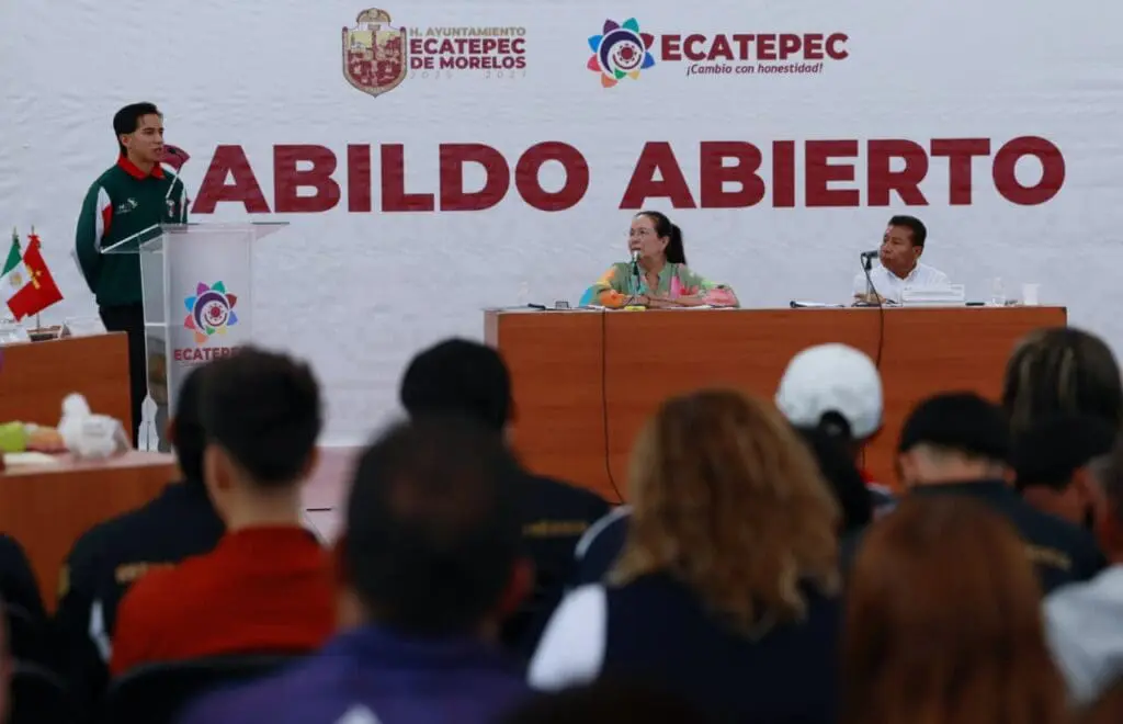 Participante expone propuestas durante sesión de Cabildo Abierto sobre deporte comunitario en Ecatepec