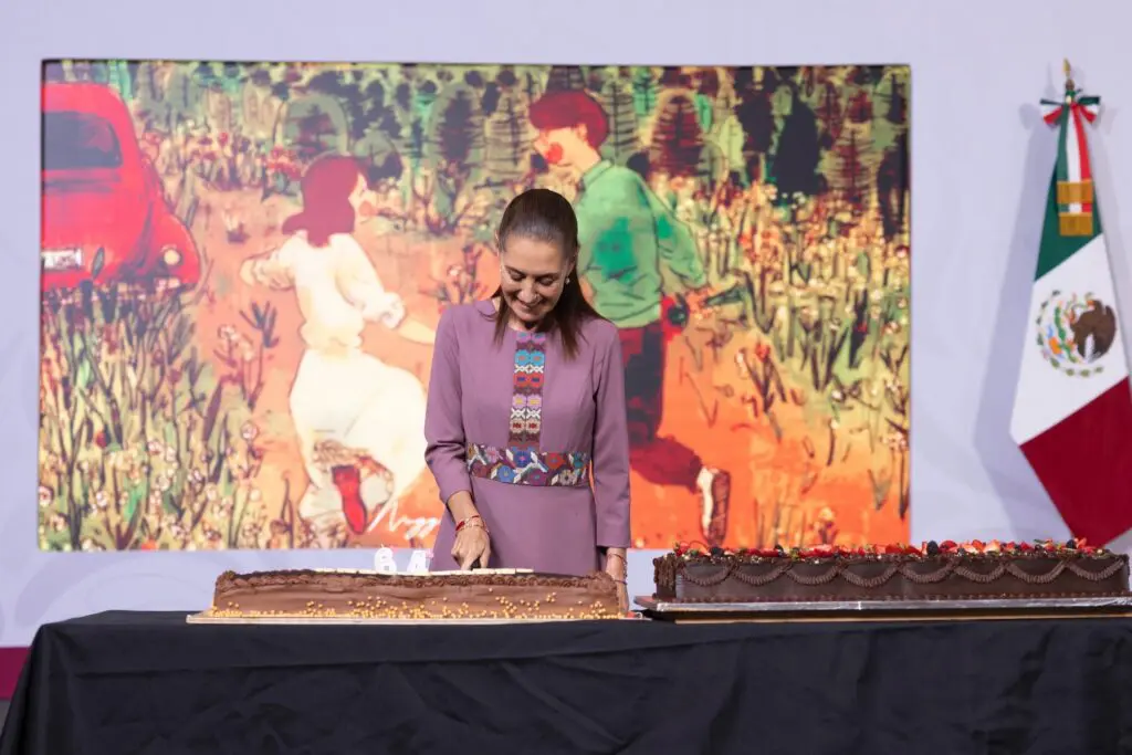 Sheinbaum cortando el pastel en Palacio Nacional.