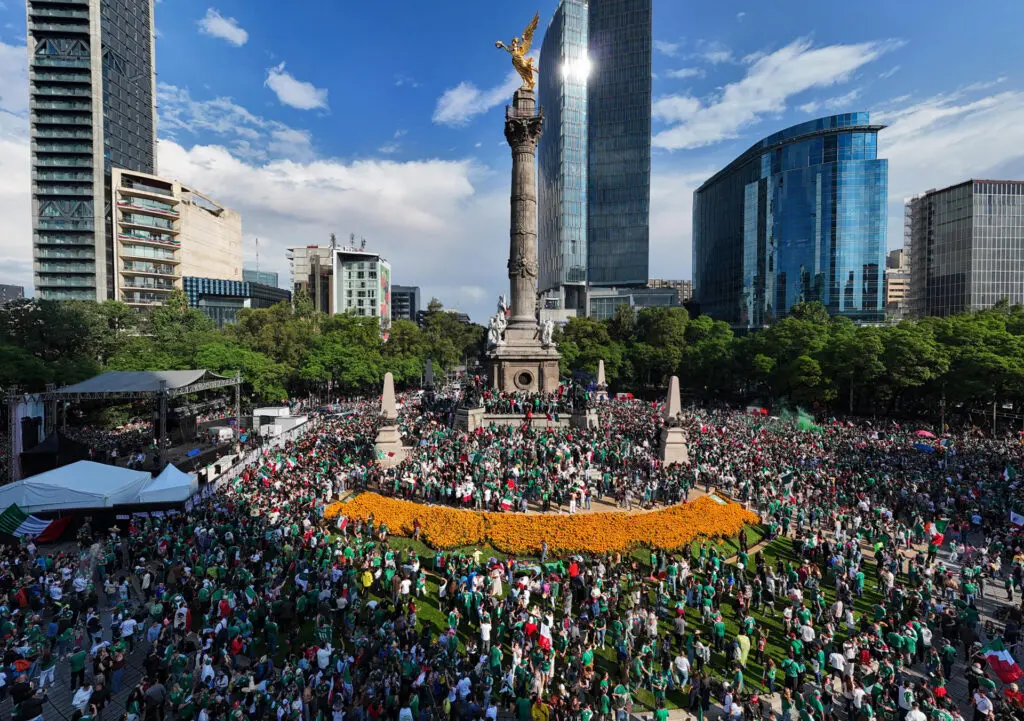 Miles de aficionados llegan al Ángel de la Independencia para seguir el partido entre México e Inglaterra