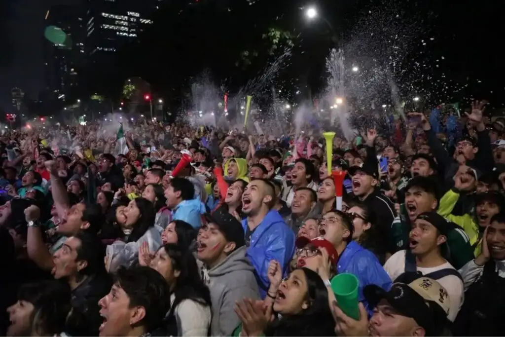 Un millón de aficionados celebran triunfo de México en el Ángel; dos muertes durante festejo