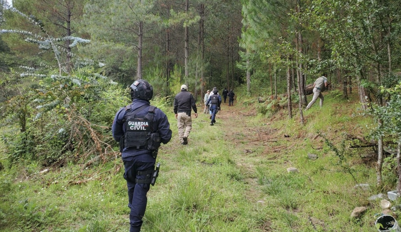 Elementos de seguridad estatales y federales desplegaron un operativo tras la agresión contra policías y bloqueos carreteros.