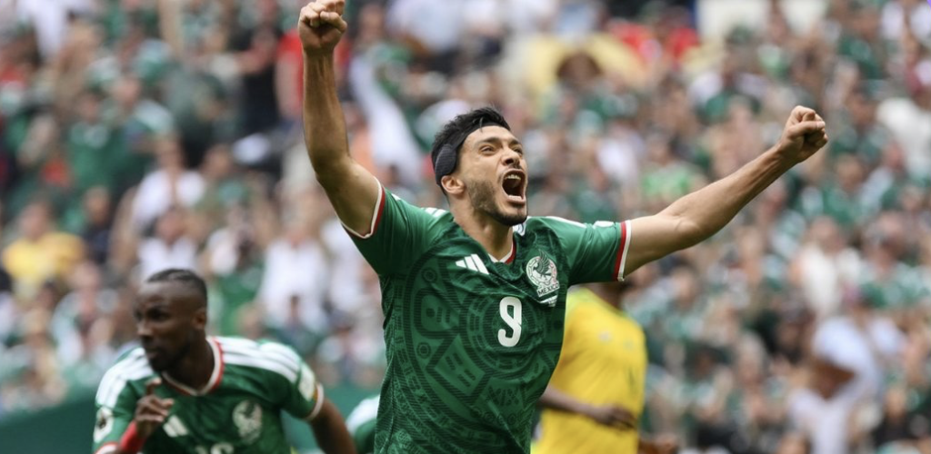 Raúl Jiménez celebra gol en la victoria de México sobre Ecuador