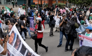 Familias buscadoras marchan en Ciudad de México con fotografías y fichas de personas desaparecidas durante protesta en Reforma