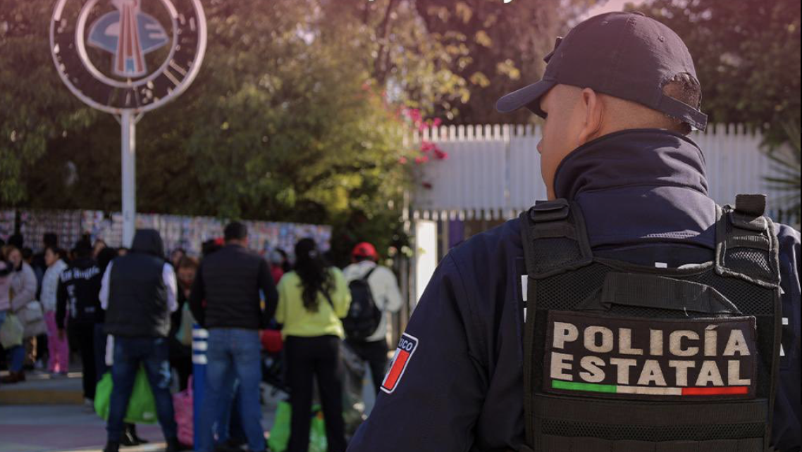 Elemento de la Policía Estatal realiza labores de vigilancia y seguridad en un espacio público de Puebla.
