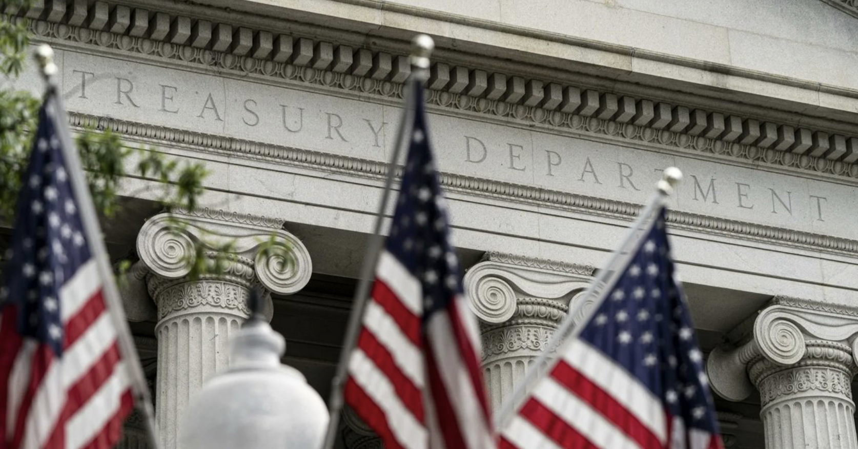 Fachada del Departamento del Tesoro de Estados Unidos con banderas estadounidenses al exterior del edificio.Foto: @USTreasury / X
