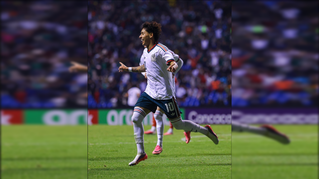 Jugadores de México celebran la clasificación a cuartos del Premundial Sub-20 tras vencer a Costa Rica.