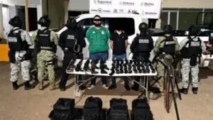 Elementos federales durante el operativo en el que fue detenido Adrián “N”, alias “El 20”, en Mazatlán.