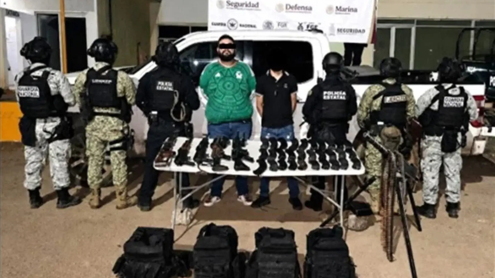 Elementos federales durante el operativo en el que fue detenido Adrián “N”, alias “El 20”, en Mazatlán.