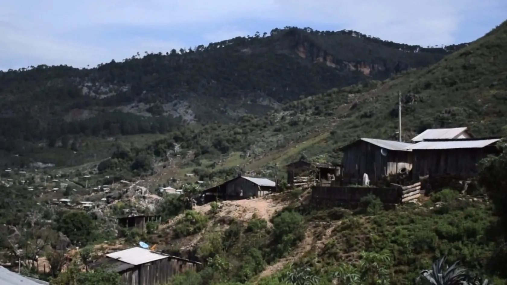 Elementos de seguridad desplegados tras un ataque con drones en la comunidad de El Fresno, Guerrero.