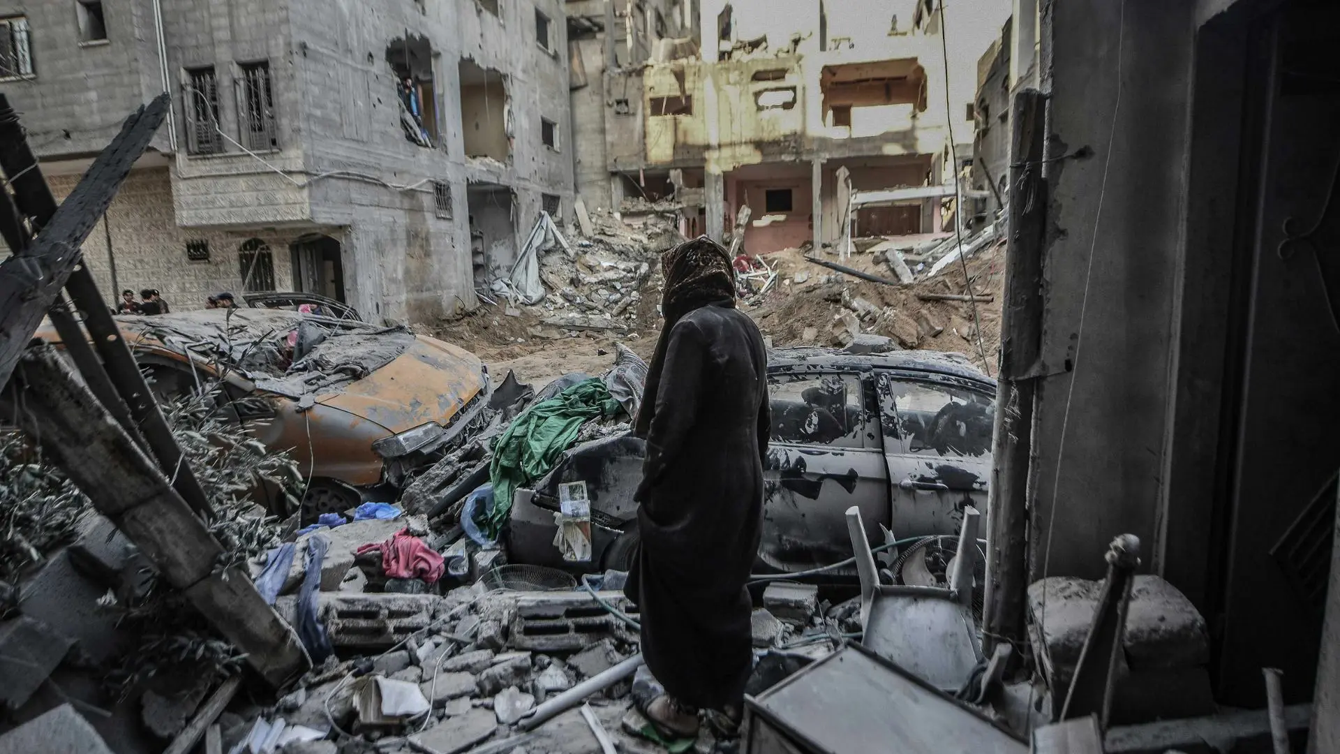 Un residente de Gaza observa los daños en una zona destruida mientras continúa la crisis humanitaria en la franja. Foto: UNDP.