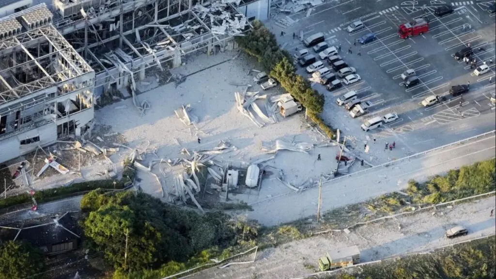 Personal de rescate realiza labores de búsqueda entre edificios colapsados en Kumamoto tras el terremoto de magnitud 7.1.