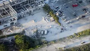 Personal de rescate realiza labores de búsqueda entre edificios colapsados en Kumamoto tras el terremoto de magnitud 7.1.
