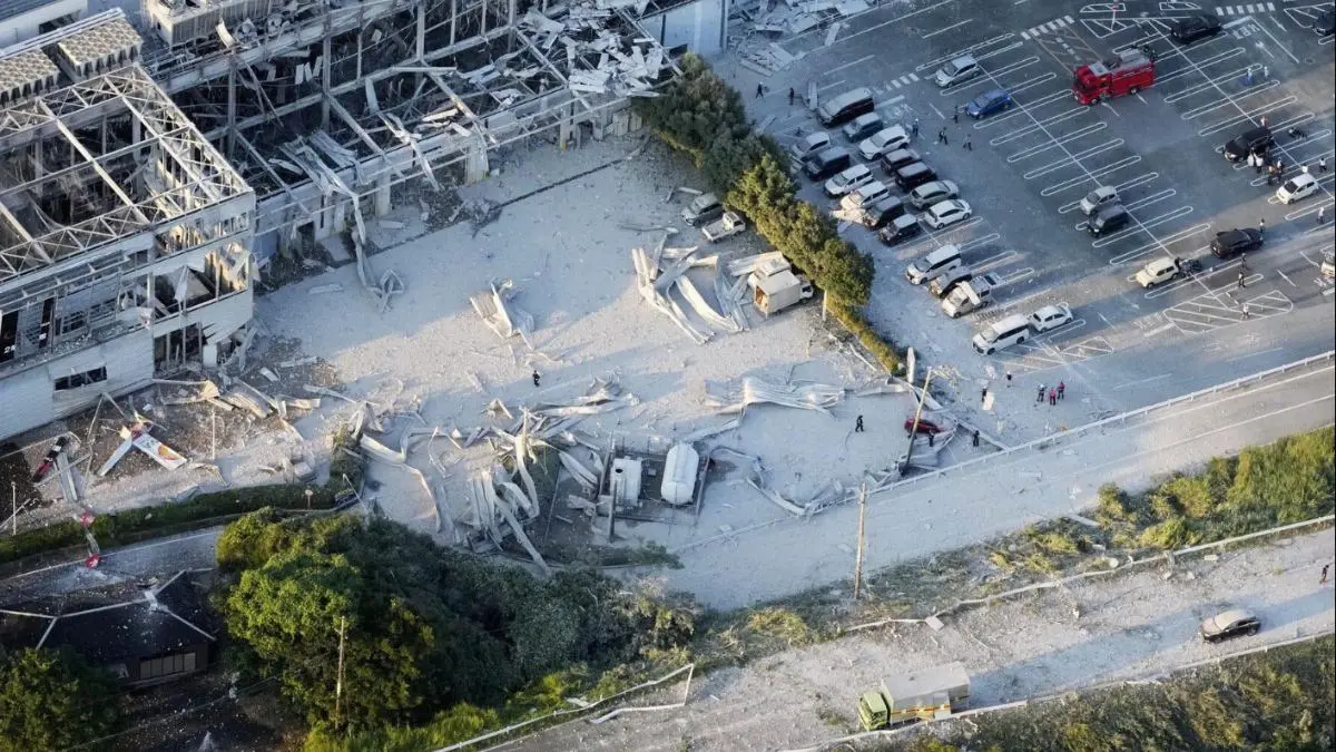 Personal de rescate realiza labores de búsqueda entre edificios colapsados en Kumamoto tras el terremoto de magnitud 7.1.