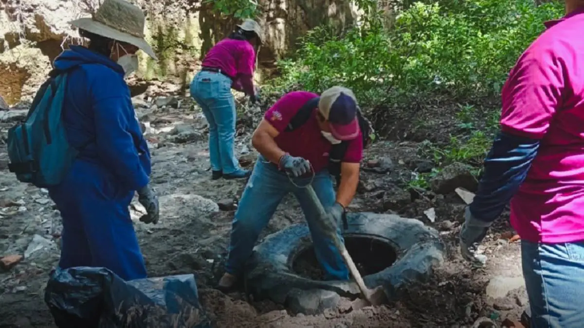 Autoridades y ciudadanos participan en labores de limpieza ambiental en la cuenca del Alto Atoyac.