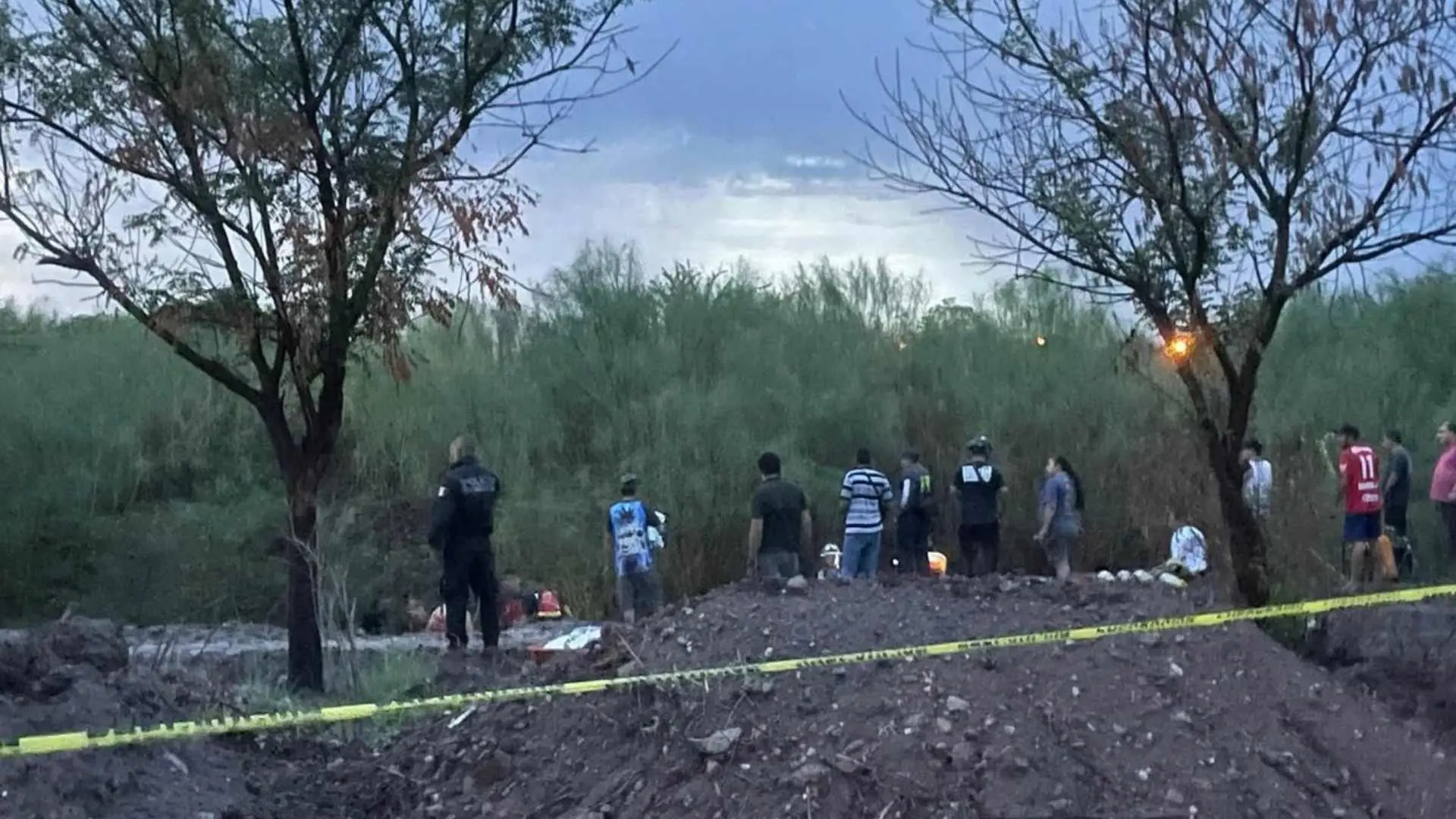 Sitio del accidente donde tres adolescentes perdieron la vida luego del colapso de una barda durante intensas lluvias en Guamúchil, Sinaloa.
