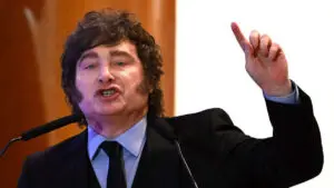El presidente de Argentina, Javier Milei, durante una intervención pública en la que acusó, sin presentar pruebas, a México, Brasil y al Partido Demócrata de Estados Unidos de financiar una presunta campaña antiargentina.