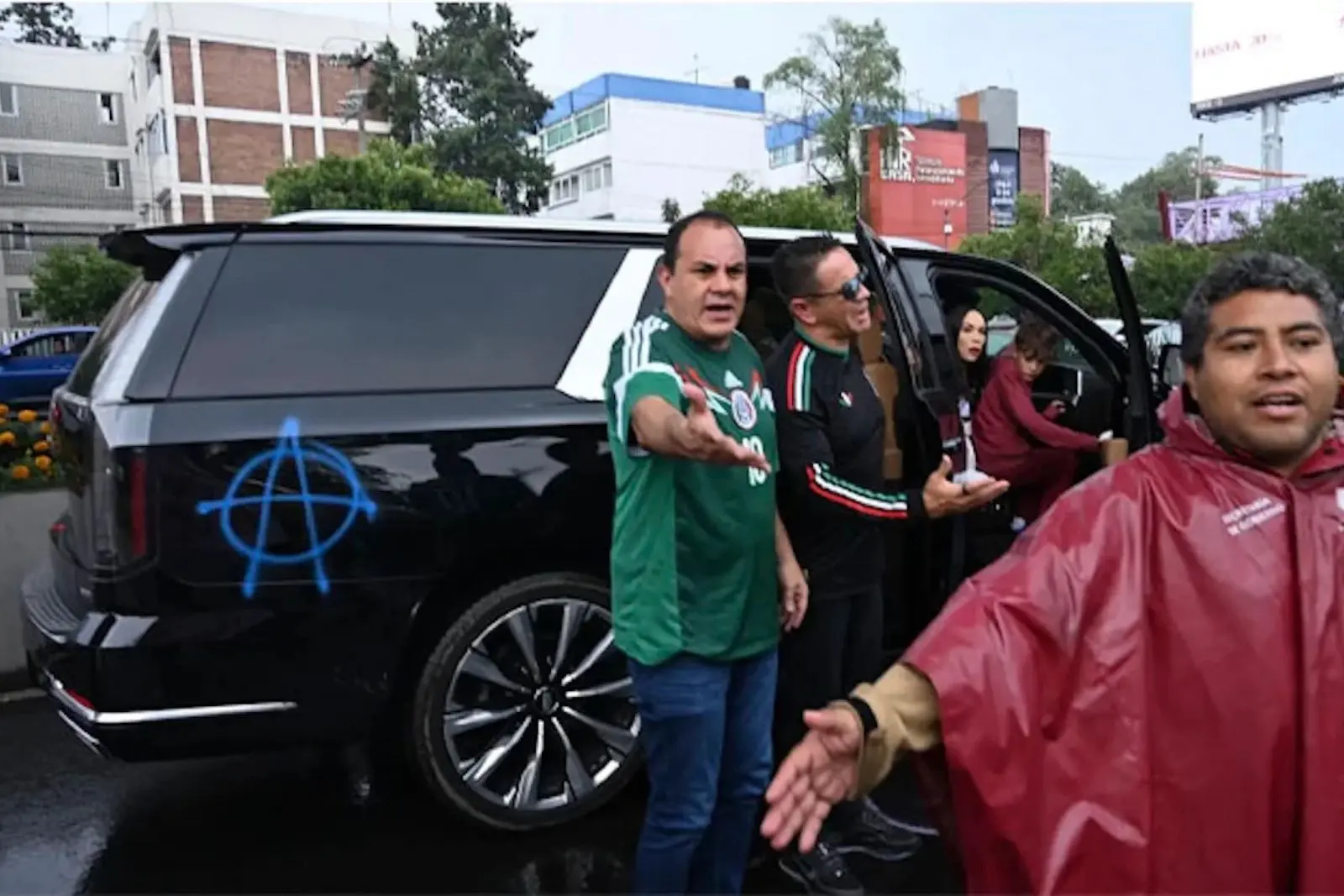 Protesta antimundialista termina con camioneta vandalizada de Cuauhtémoc Blanco