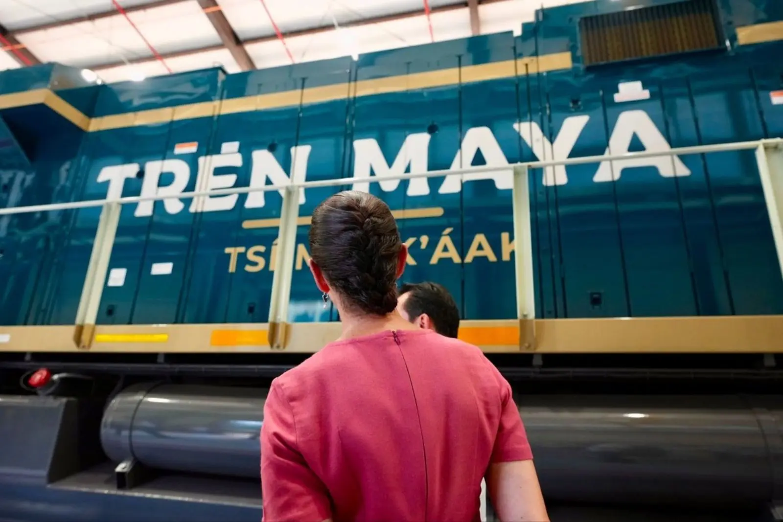 Sheinbaum supervisa llegada de 12 locomotoras del Tren Maya de carga