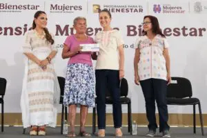 Claudia Sheinbaum entrega tarjeta de la Pensión Mujeres Bienestar a una beneficiaria durante un evento en Acapulco, Guerrero.