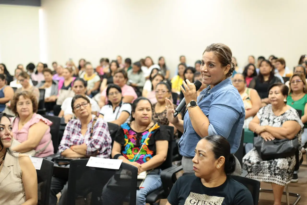 Mujeres emprendedoras participan en un curso de capacitación sobre emprendimiento y desarrollo de negocios en el Congreso del Estado de Chiapas.