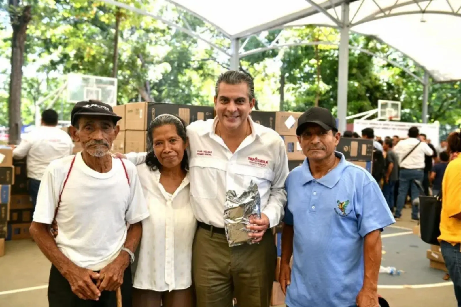 Yamil Melgar entrega apoyos a 700 cafeticultores de Tapachula; fortalecen producción de café
