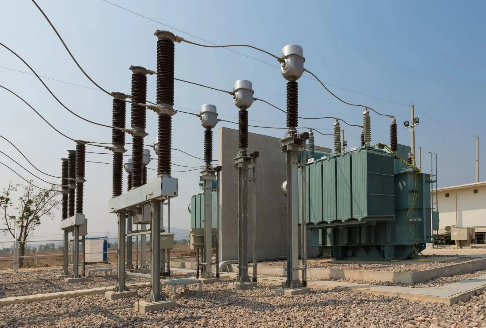 Foto ilustrativa de infraestructura eléctrica utilizada para la transmisión y distribución de energía en Cuba.
