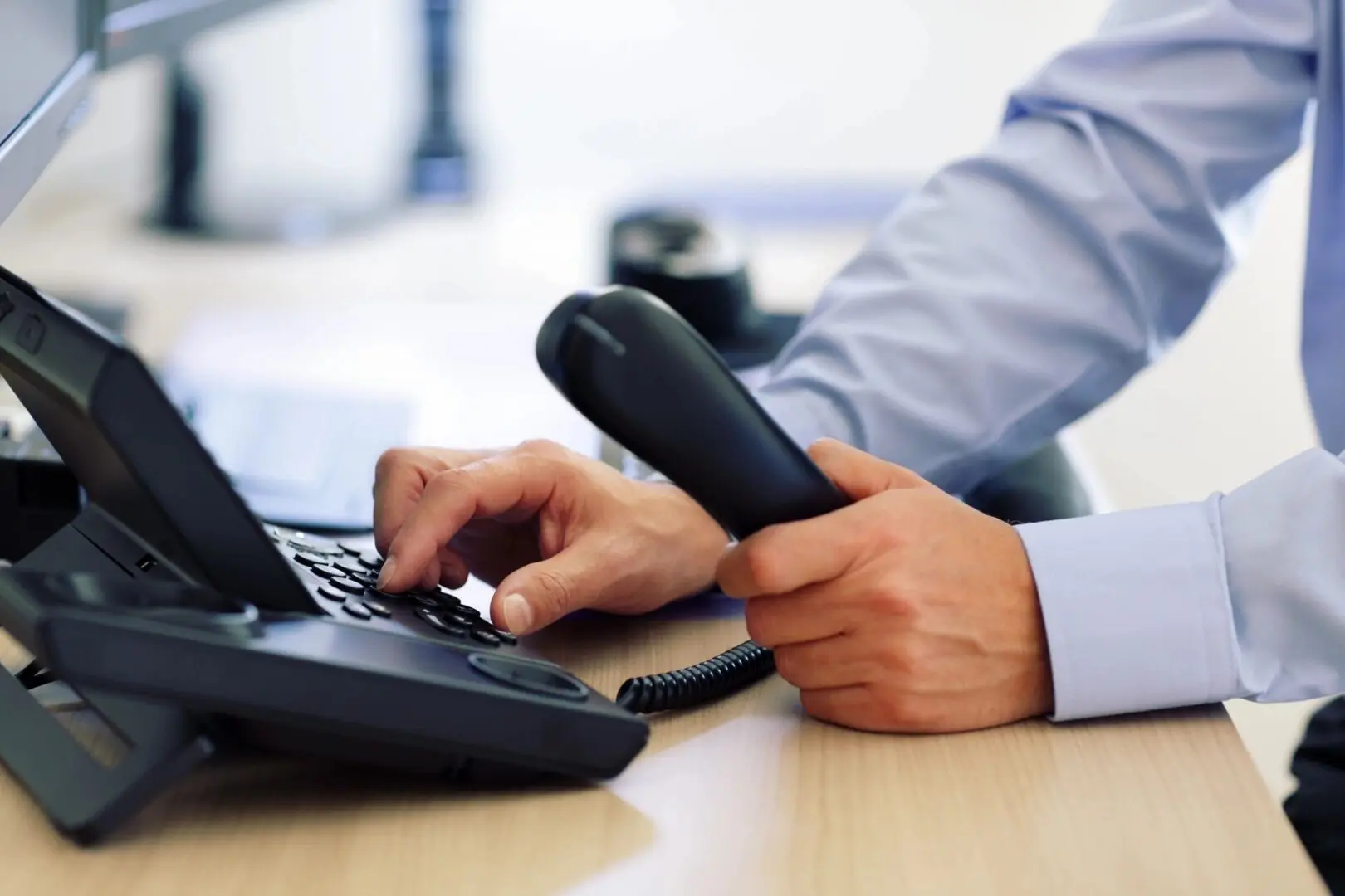 Empleado de atención telefónica durante llamada de servicio al cliente