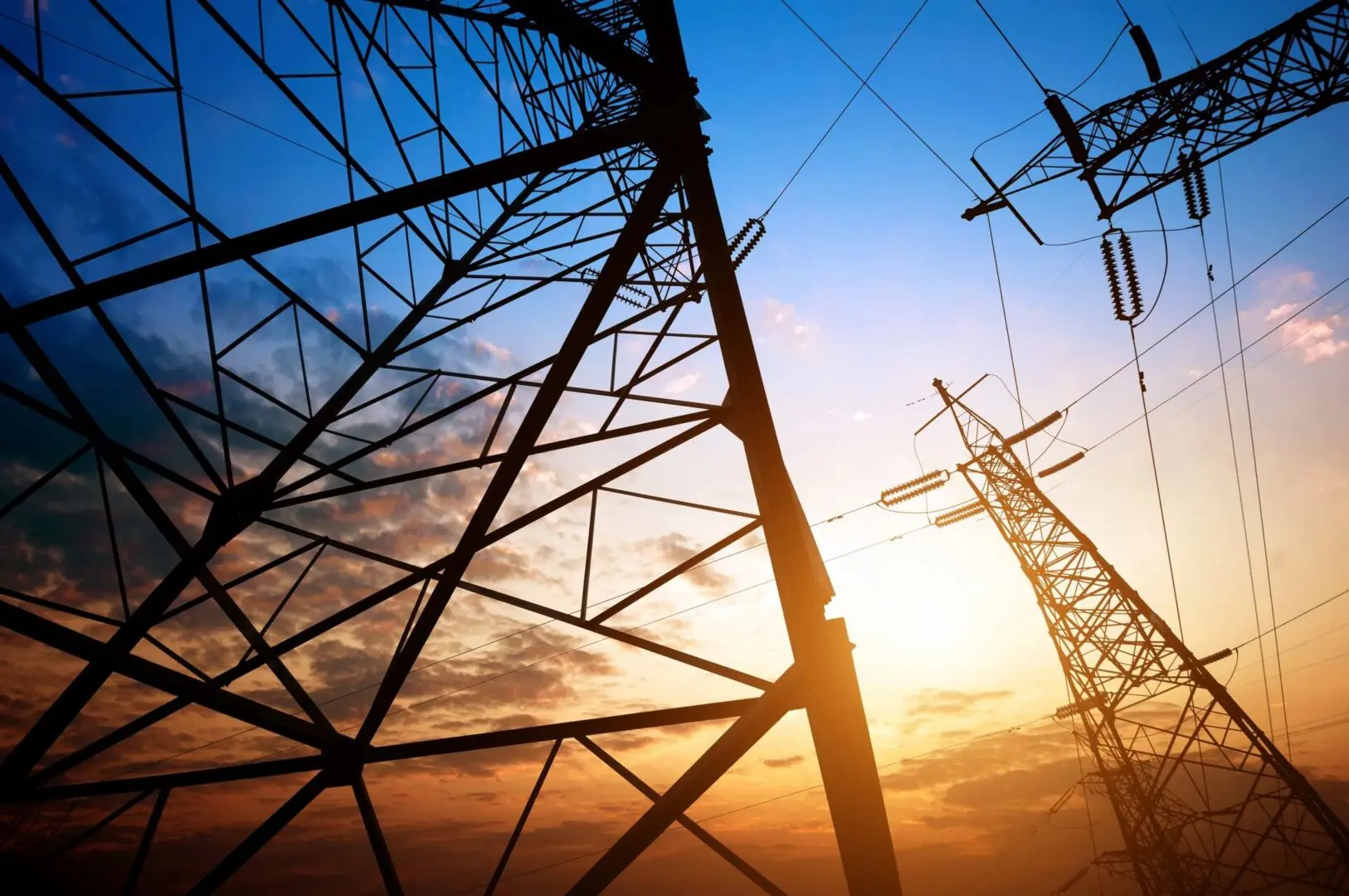 “Imagen ilustrativa de infraestructura de transmisión eléctrica. Cuba restableció el suministro tras un nuevo apagón nacional.”