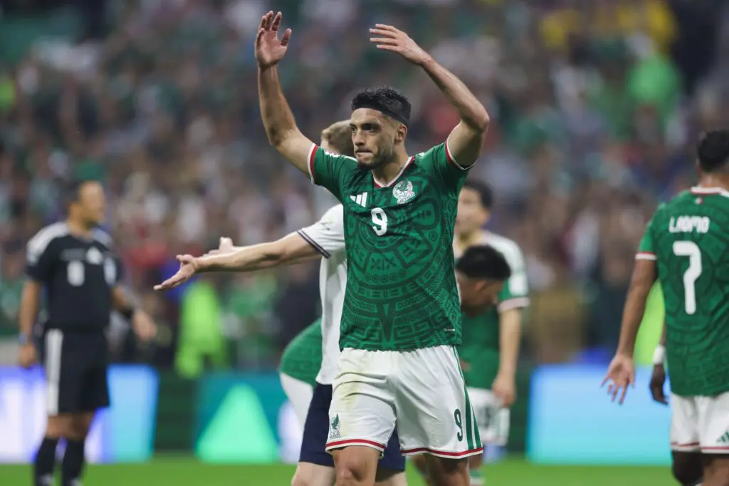 Raúl Jiménez reacciona tras la eliminación de México ante Inglaterra en el Mundial