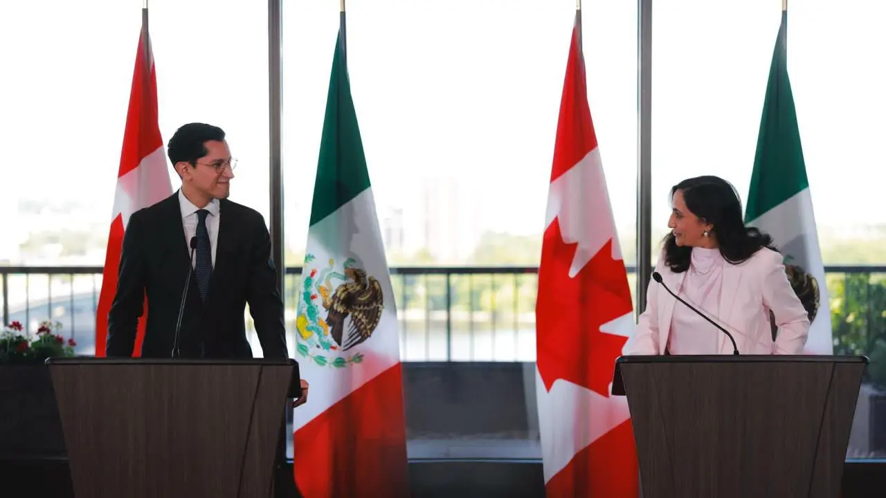 Roberto Velasco y Anita Anand durante reunión bilateral entre México y Canadá en Ottawa.
